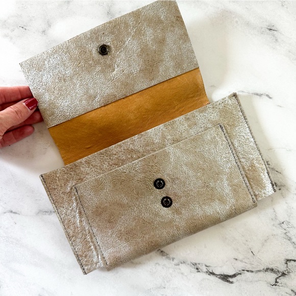 Vin Baker Metallic Champagne Leather Minimalist Clutch - Picture 2 of 5